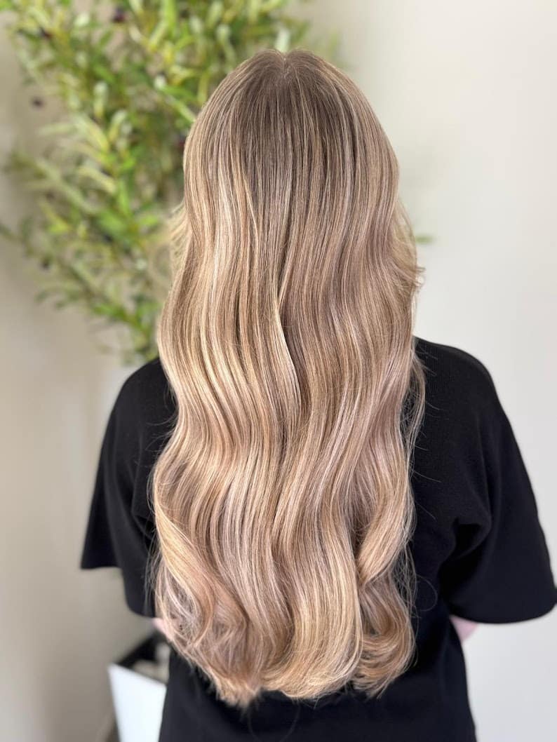 Long balayage blond réalisé au salon