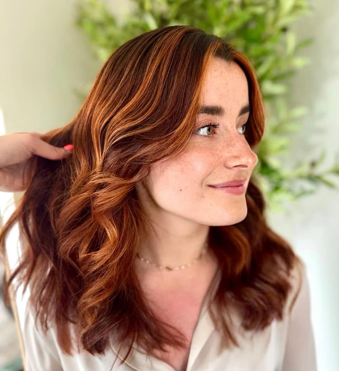 Balayage cuivré roux ondulé réalisé au salon La Parenthèse by Lolita