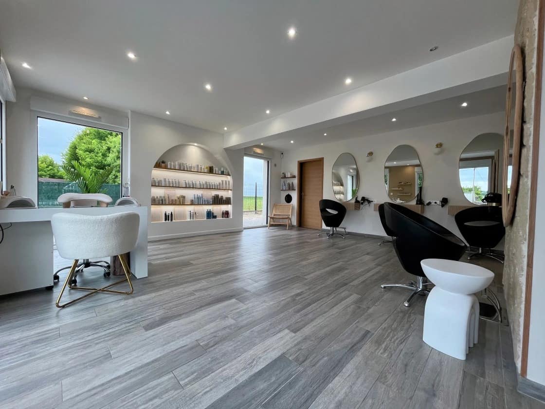 Espace coiffure avec vue sur l'extérieur